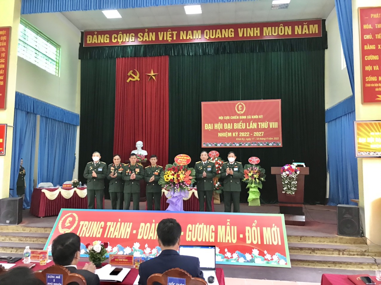 Đồng chí Nguyễn Văn Hồng - Chủ tịch Hội CCB huyện Đại Từ tặng hoa chúc mừng Đại hội